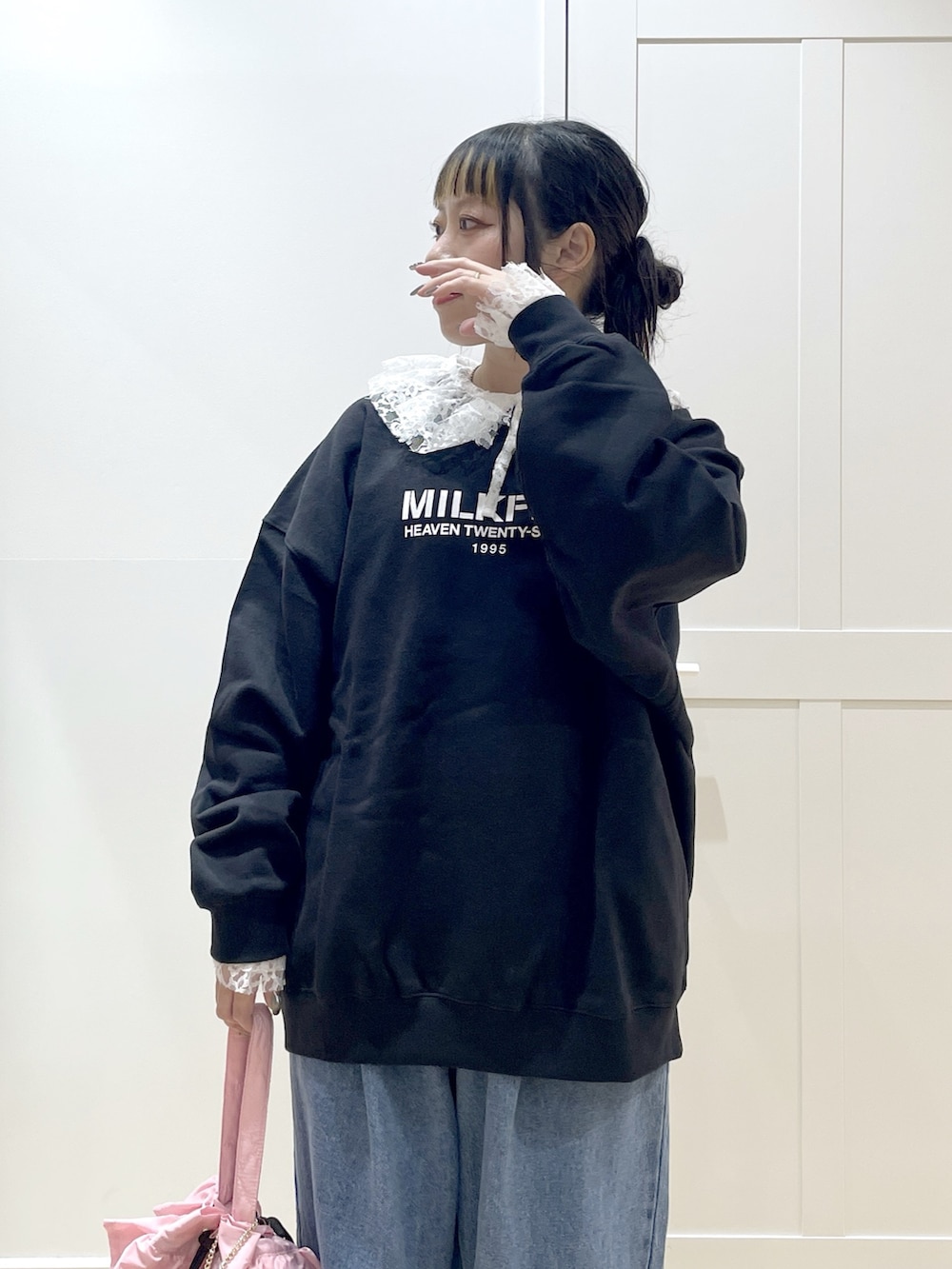 ブラック系のスウェット、ブルー系のデニムパンツ、ホワイト系のシャツ/ブラウスを着用したレディースの冬コーディネートの6枚目の写真