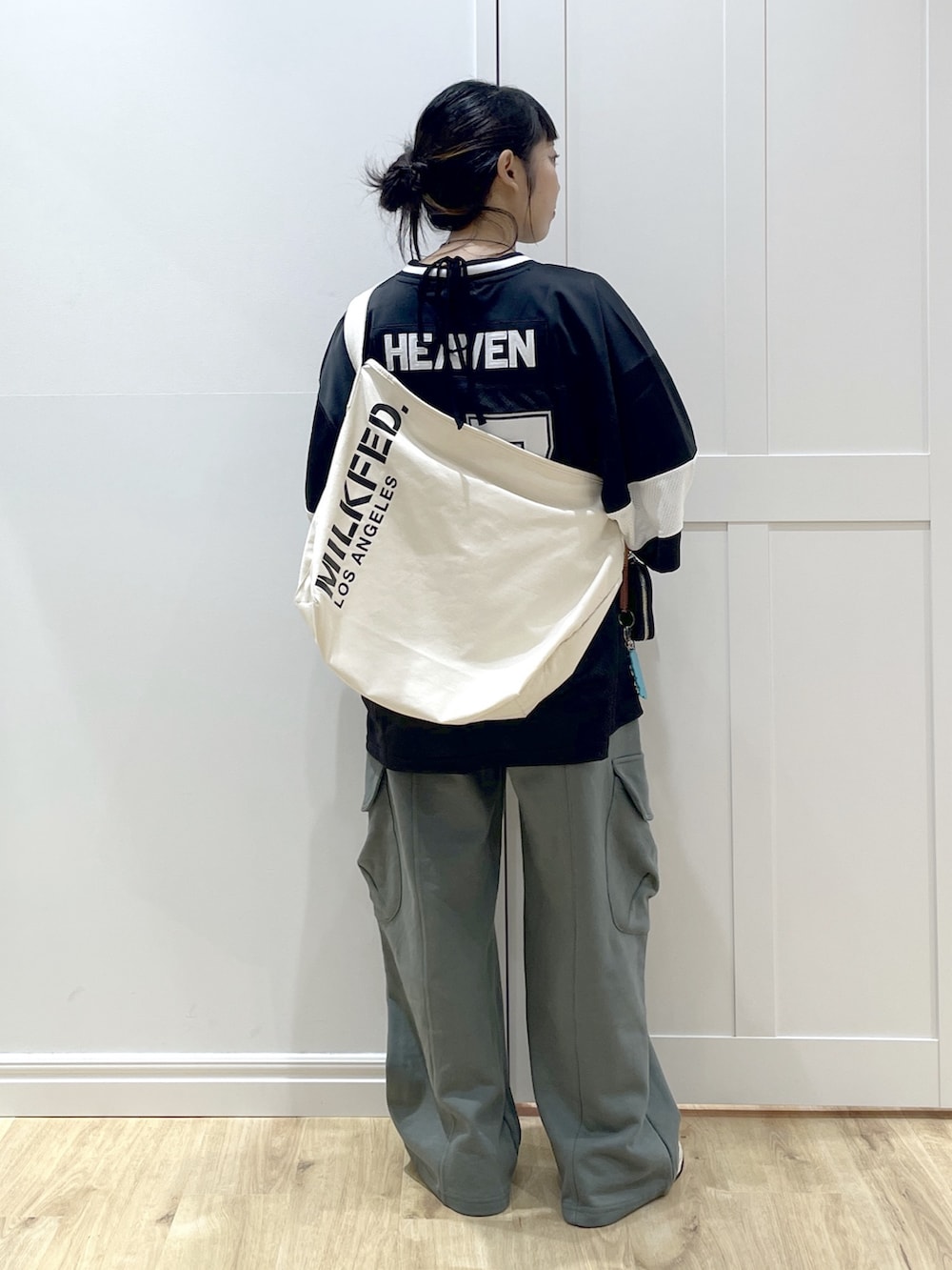 ブラック系のTシャツ/カットソー、グリーン系のスウェットパンツ、ホワイト系のスニーカーを着用したレディースの秋コーディネートの4枚目の写真