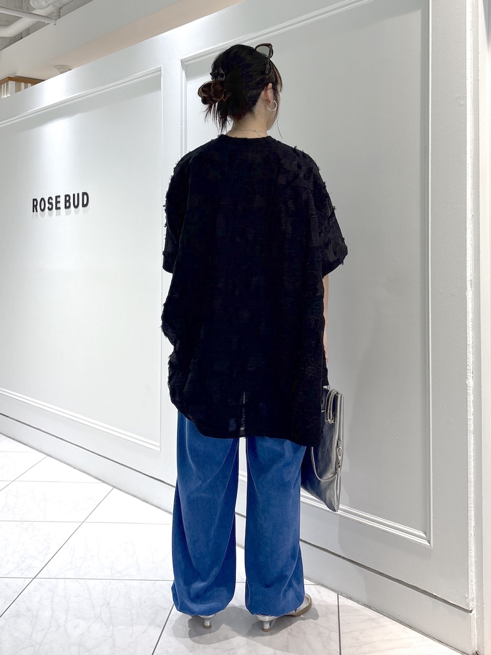 ブラック系のシャツ/ブラウス、ブルー系のその他パンツ、シルバー系のサンダルを着用したレディースの夏コーディネートの3枚目の写真