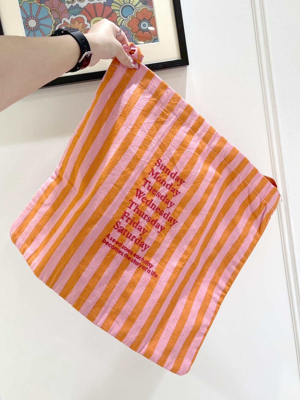 ブルー系のスカート、グリーン系のTシャツ/カットソー、シルバー系のスニーカーを着用したレディースの春コーディネートの7枚目の写真