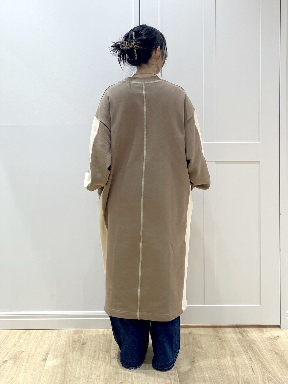 ベージュ系のブーツ、ブルー系のトートバッグ、ブラウン系のワンピースを着用したレディースの秋コーディネートの2枚目の写真