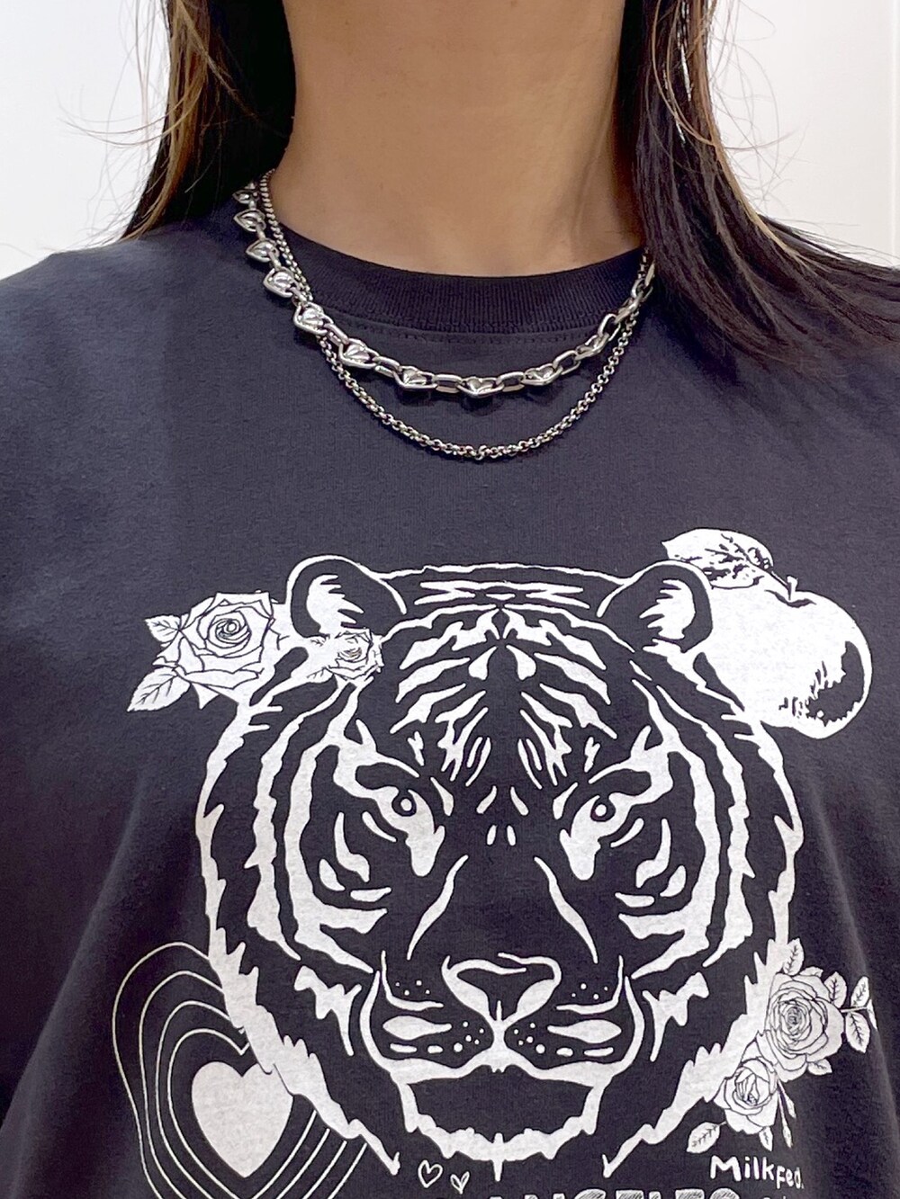 グレー系のTシャツ/カットソー、ブラック系のショルダーバッグ、ブラック系のサンダルを着用したレディースの夏コーディネートの4枚目の写真