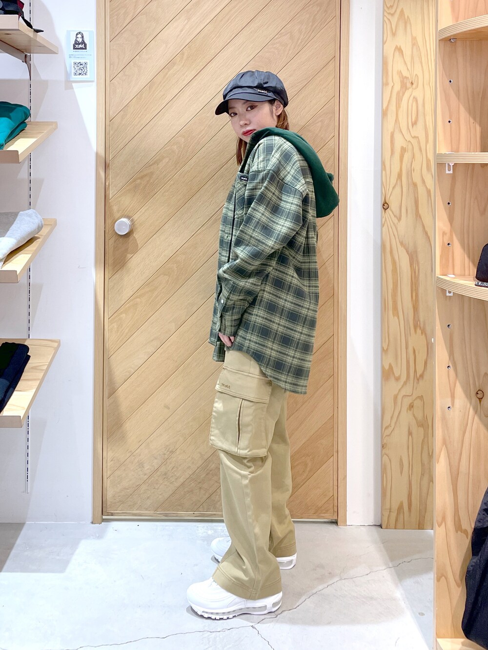 ベージュ系のカーゴパンツ、グリーン系のシャツ/ブラウス、ブラック系のタンクトップを着用したレディースの秋コーディネートの3枚目の写真