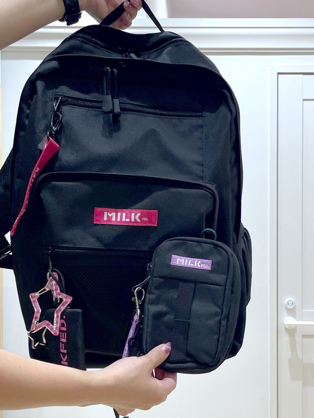 ブラック系のTシャツ/カットソー、ブルー系のデニムパンツ、ブラック系のサンダルを着用したレディースの夏コーディネートの6枚目の写真