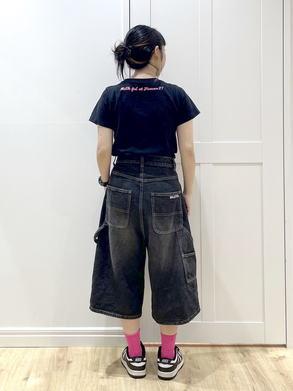 ブラック系のTシャツ/カットソー、グリーン系のスウェットパンツ、ホワイト系のスニーカーを着用したレディースの秋コーディネートの6枚目の写真