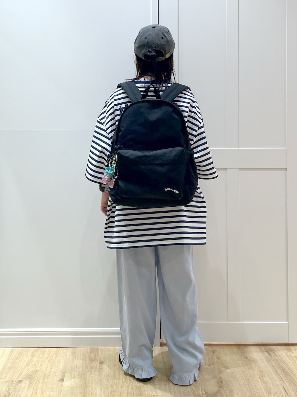 ブラック系のバックパック/リュック、ブルー系のその他パンツ、ブラック系のサンダルを着用したレディースの夏コーディネートの3枚目の写真