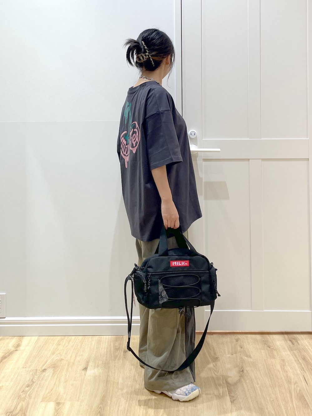 グリーン系のその他パンツ、グレー系のTシャツ/カットソー、レッド系のショルダーバッグを着用したレディースの夏コーディネートの3枚目の写真
