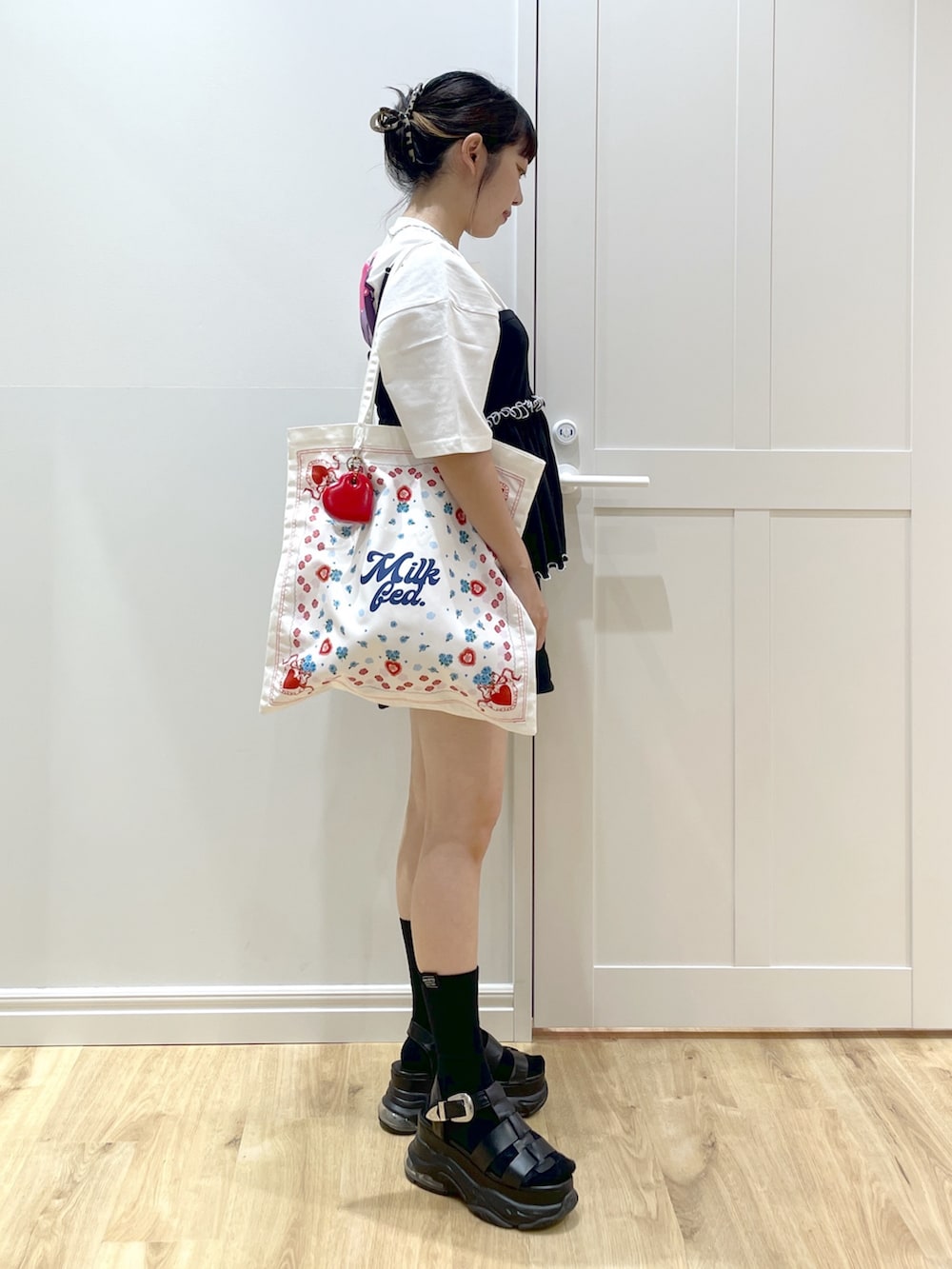 ブラック系のスウェットパンツ、ブラック系のキャミソール、ホワイト系のTシャツ/カットソーを着用したレディースの夏コーディネートの2枚目の写真