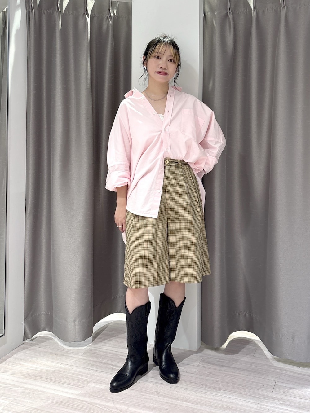 ベージュ系のその他パンツ、ピンク系のシャツ/ブラウス、ブラック系のブーツを着用したレディースの夏コーディネートの4枚目の写真