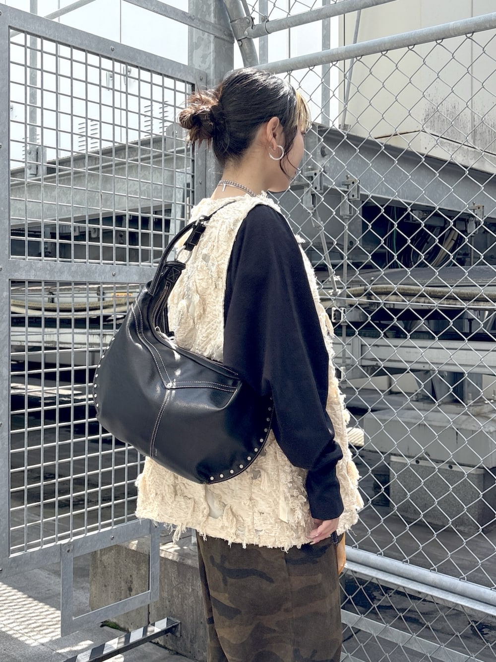 ブラック系のブーツ、その他のその他パンツ、ベージュ系のベストを着用したレディースの春コーディネートの7枚目の写真