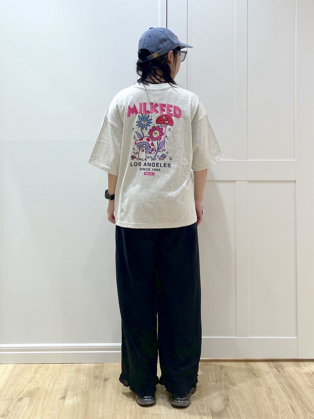 ブラック系のその他パンツ、ブラック系のサンダル、ブラック系のメッセンジャーバッグを着用したレディースの夏コーディネートの3枚目の写真
