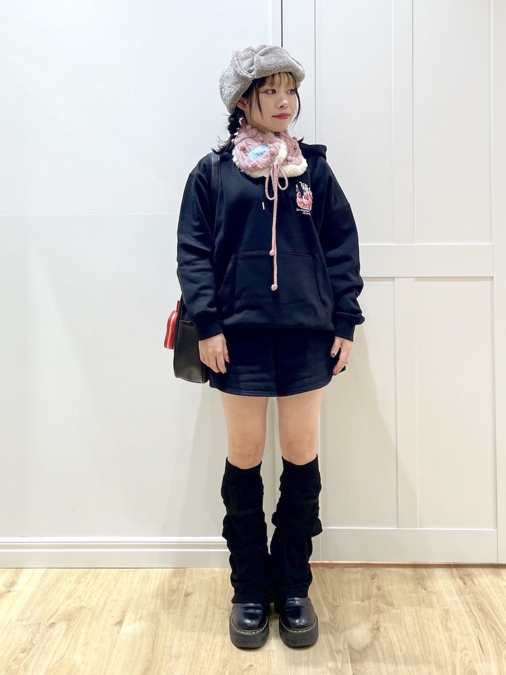ブラック系のボストンバッグ、ブラック系のスウェットパンツ、ブラック系のパーカーを着用したレディースの秋コーディネートの2枚目の写真