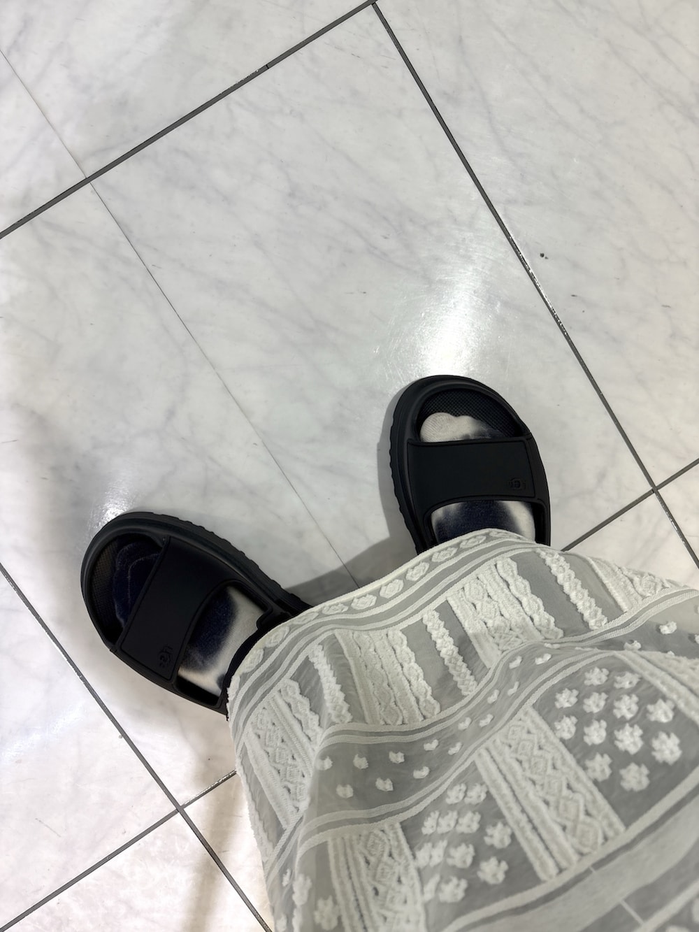 ブラック系のその他パンツ、ホワイト系のワンピース、ブラック系のシャツ/ブラウスを着用したレディースの夏コーディネートの6枚目の写真