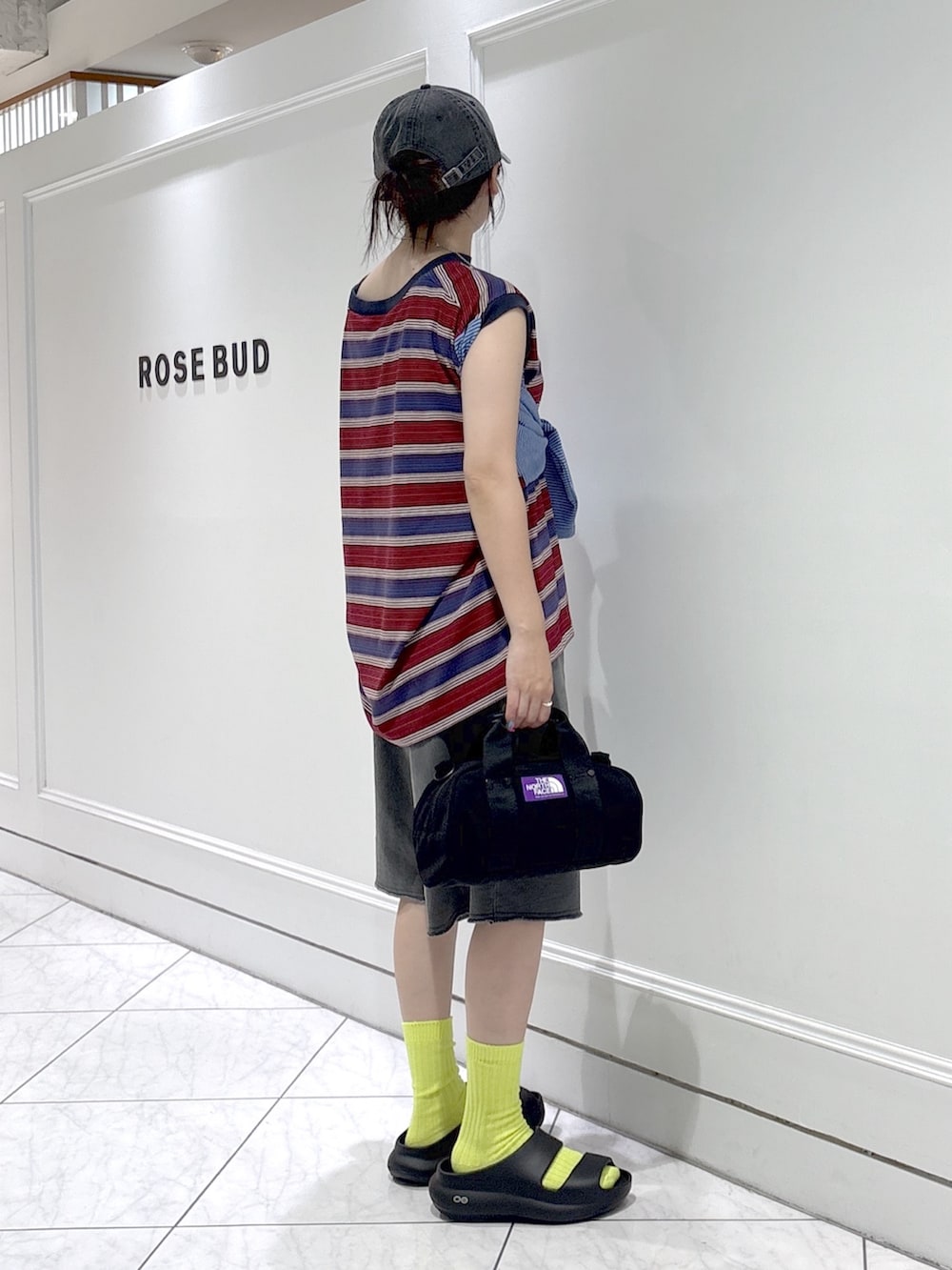 ブラック系のその他パンツ、ブルー系のTシャツ/カットソー、ブラック系のサンダルを着用したレディースの夏コーディネートの3枚目の写真