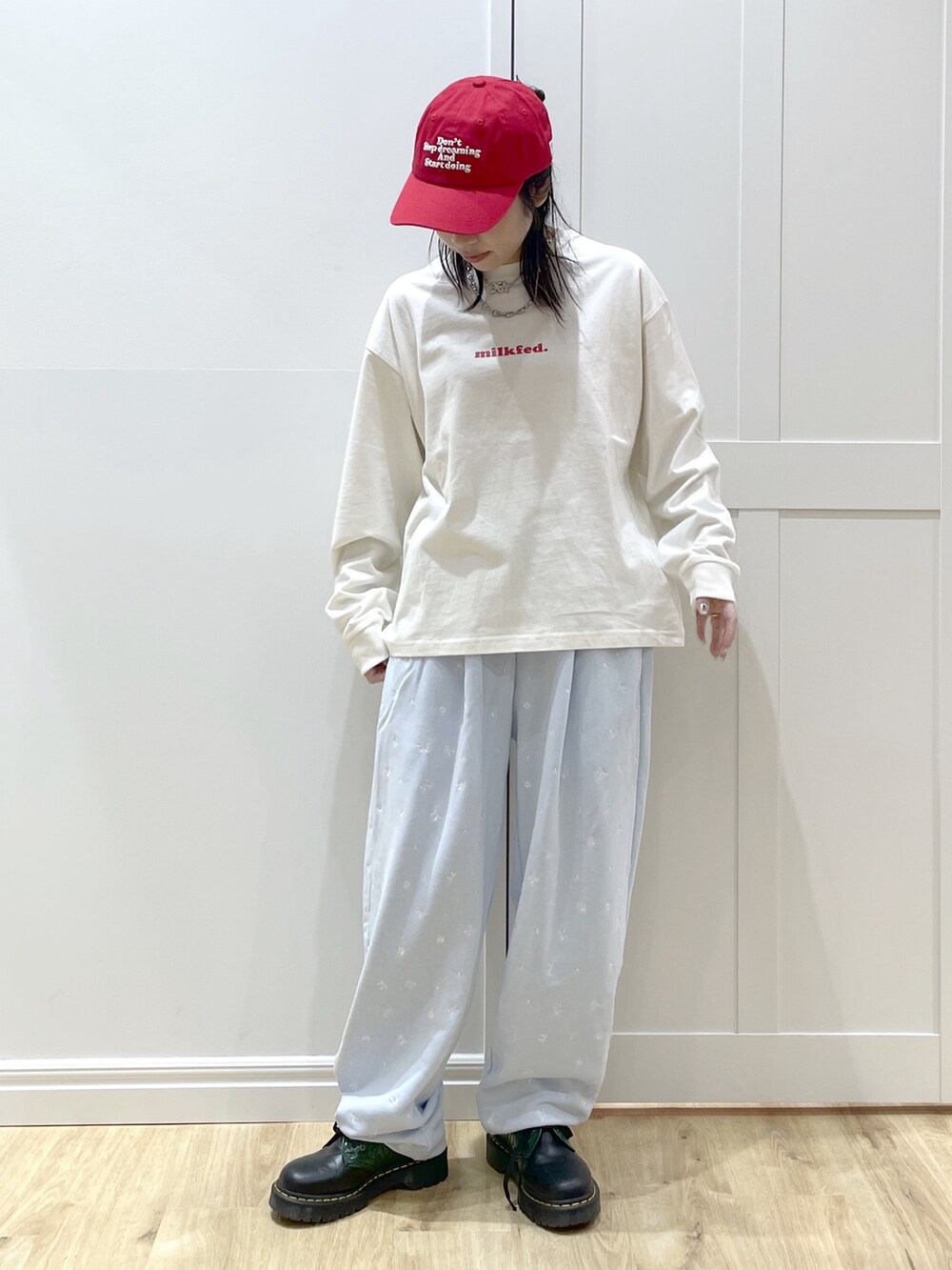 ホワイト系のトートバッグ、ブルー系のスウェット、ホワイト系のTシャツ/カットソーを着用したレディースの秋コーディネートの7枚目の写真