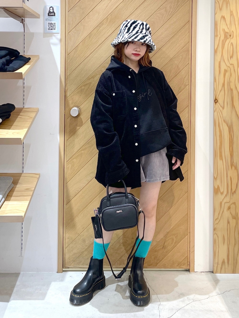 ブラック系のシャツ/ブラウス、ブラック系のパーカー、ブラック系のブーツを着用したレディースの冬コーディネートの2枚目の写真