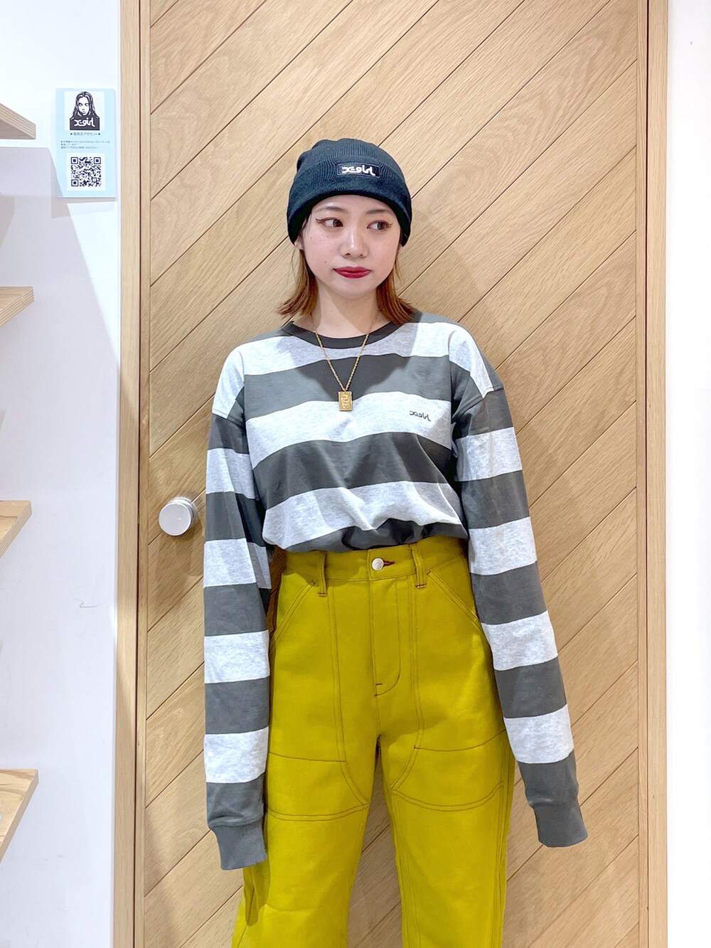 グリーン系のTシャツ/カットソー、ブラウン系のその他パンツ、ブラック系のブーツを着用したレディースの秋コーディネートの2枚目の写真