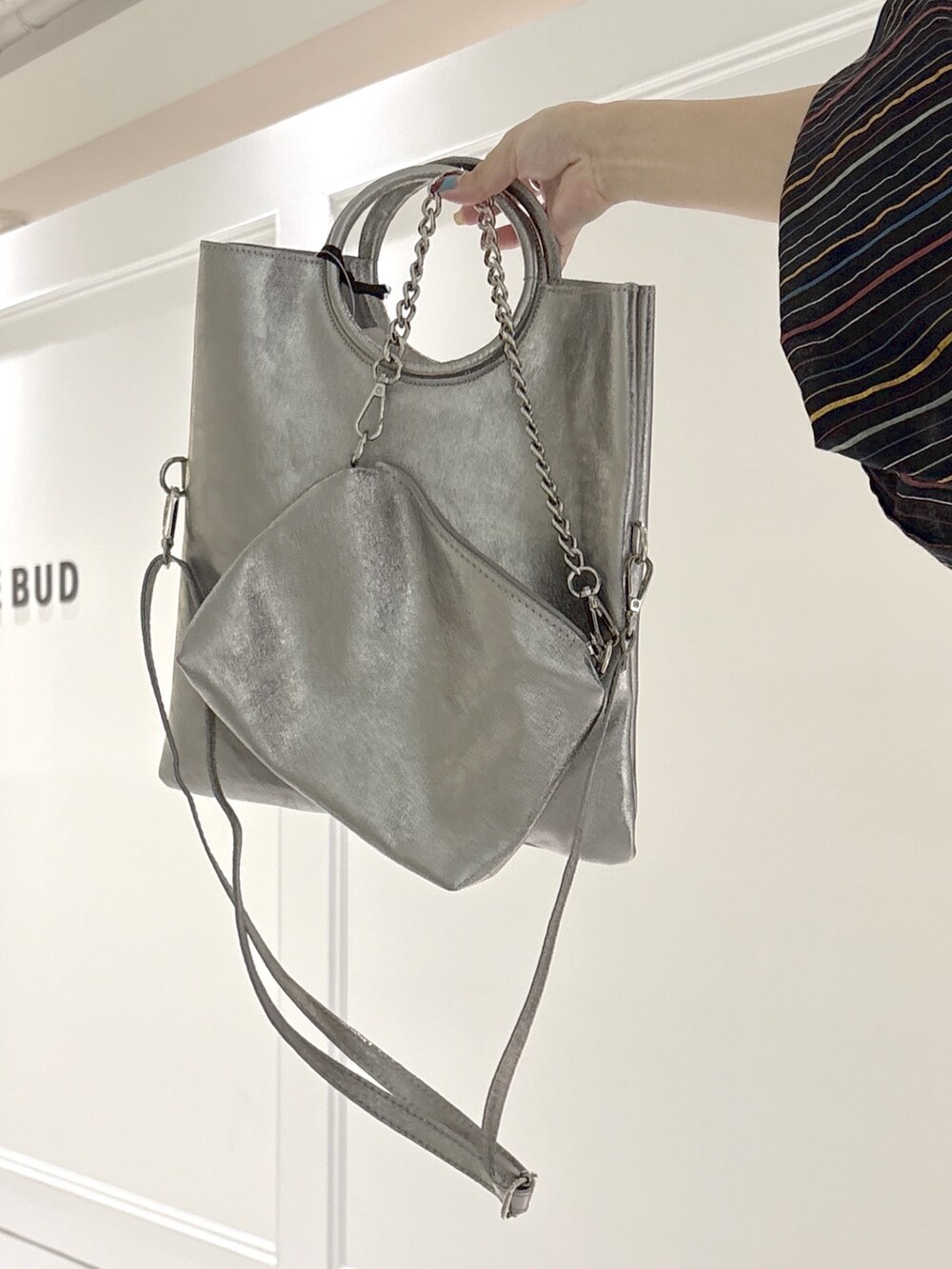 ブラック系のシャツ/ブラウス、ブルー系のその他パンツ、シルバー系のサンダルを着用したレディースの夏コーディネートの6枚目の写真