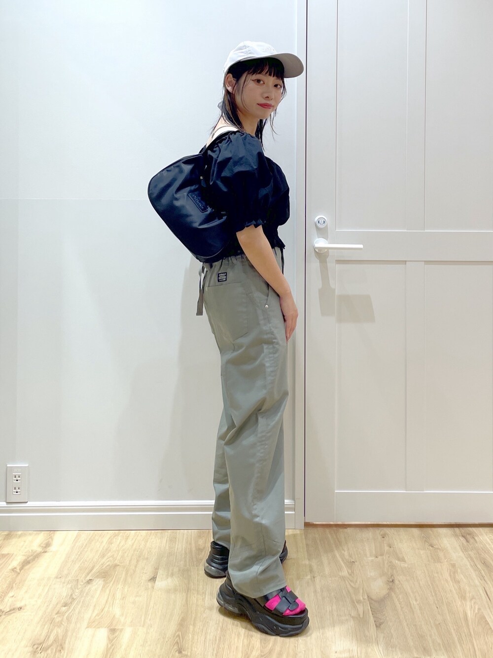 ブラック系のシャツ/ブラウス、グリーン系のその他パンツ、ブラック系のサンダルを着用したレディースの夏コーディネートの2枚目の写真