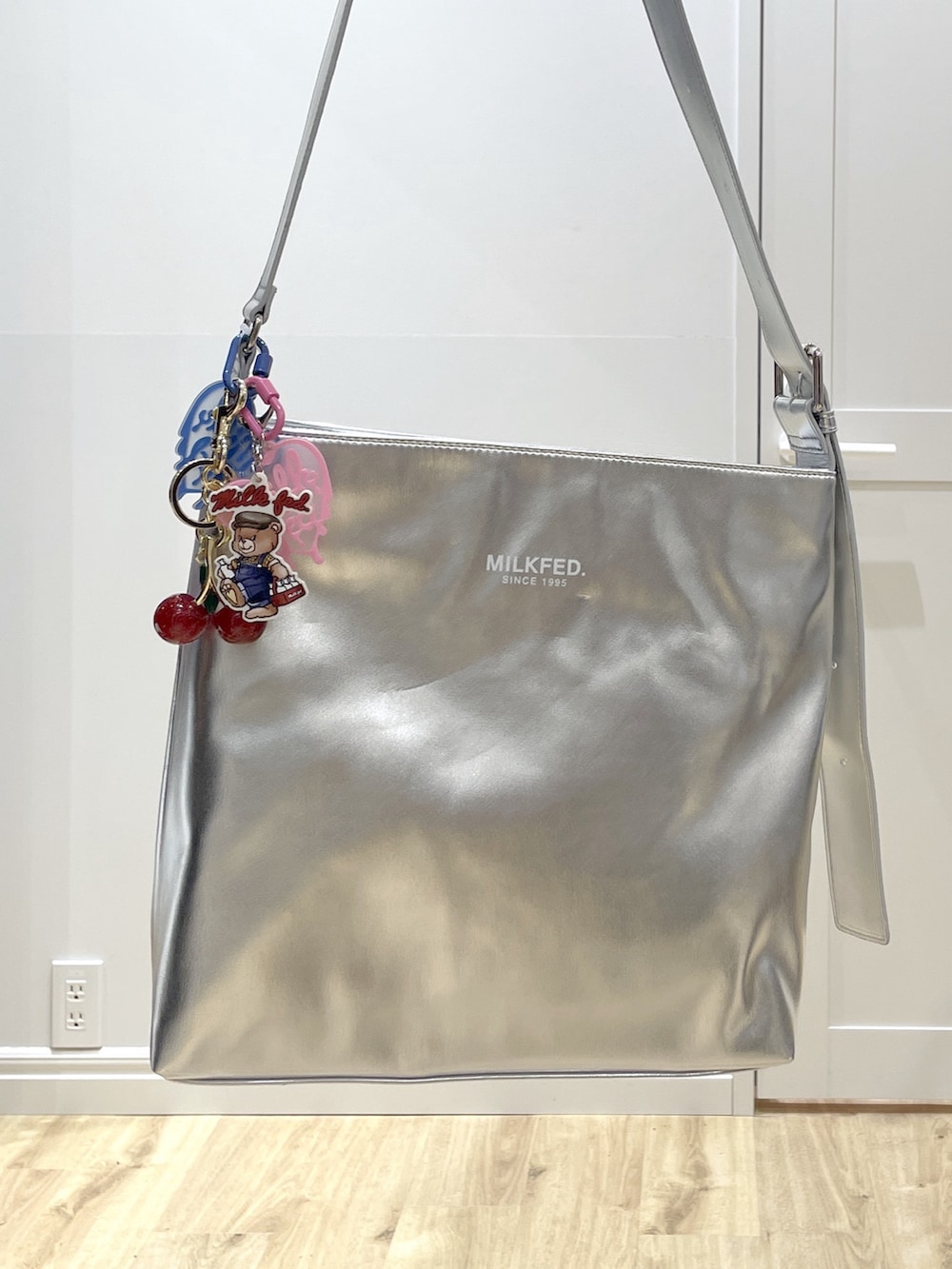 ブラック系のTシャツ/カットソー、ベージュ系のシャツ/ブラウス、シルバー系のショルダーバッグを着用したレディースの冬コーディネートの6枚目の写真