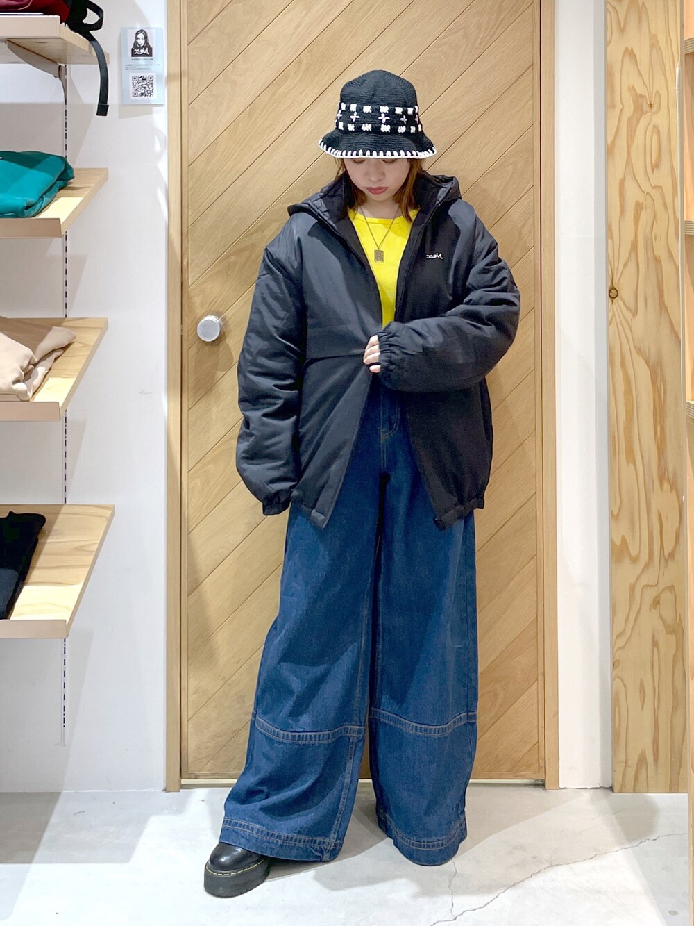 「ダウンジャケット、リバーシブル、ワイドパンツ、ワイドデニム、デニム、フード付きアウター、エックスガール、x-girl、ストリート、クロップドトップス、大人カジュアル、冬コーデ、バケットハット」｜「X-girlのBAGGY FLARE PANTS（デニムパンツ、ブルー系）」を使った、SAKI 🍣さん（レディース・151cm）の秋コーディネートの2枚目の写真