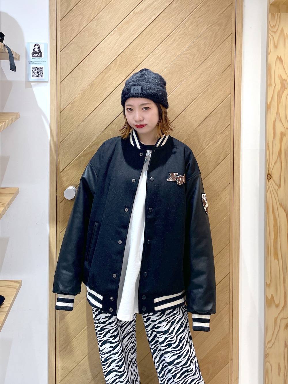 「スタジャン、柄パンツ、ゼブラ柄、ビーニー、ニットキャップ、ニット、ニット帽、白スニーカー、スニーカー、x-girl、エックスガール、ラグランTシャツ、ストリート」｜「X-girlのMULTI PATTERN EASY FLARE PANTS 2/イージーパンツ/フレアパンツ（その他パンツ、ホワイト系）」を使った、SAKI 🍣さん（レディース・151cm）の秋コーディネートの2枚目の写真
