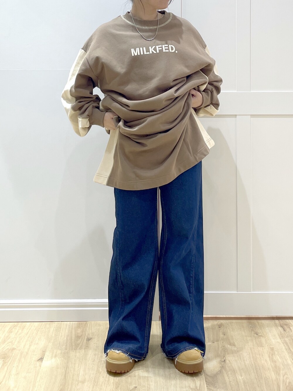 ベージュ系のブーツ、ブルー系のトートバッグ、ブラウン系のワンピースを着用したレディースの秋コーディネートの6枚目の写真