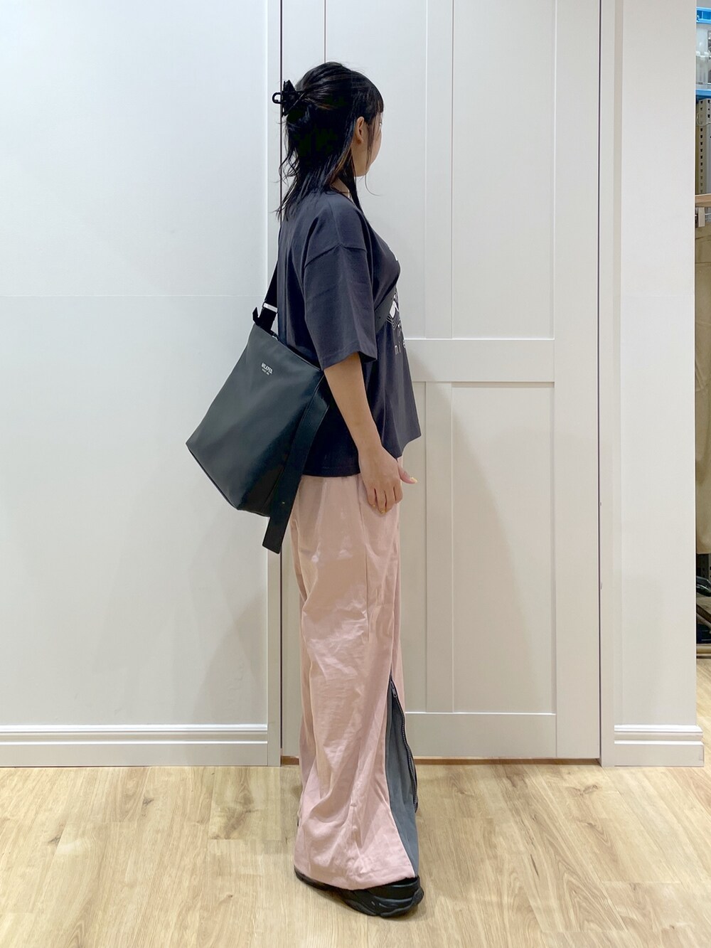 グレー系のTシャツ/カットソー、ブラック系のショルダーバッグ、ブラック系のサンダルを着用したレディースの夏コーディネートの3枚目の写真