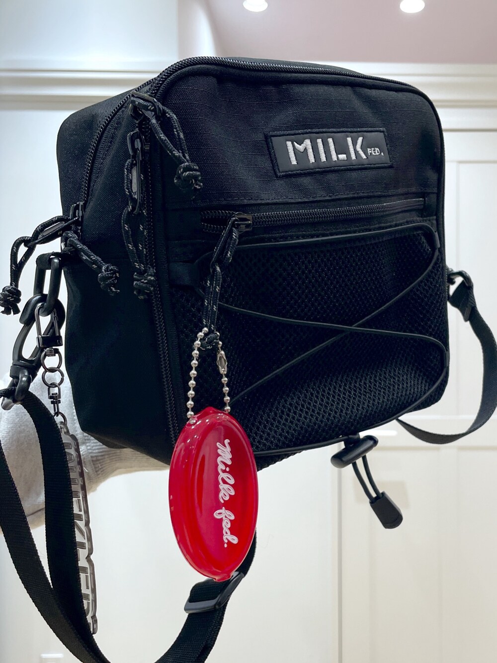 ブルー系のその他パンツ、ブラック系のTシャツ/カットソー、ベージュ系のスウェットを着用したレディースの秋コーディネートの5枚目の写真