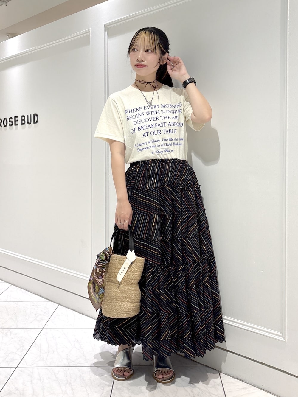 ベージュ系のトートバッグ、シルバー系のサンダル、ホワイト系のTシャツ/カットソーを着用したレディースの春コーディネートの4枚目の写真