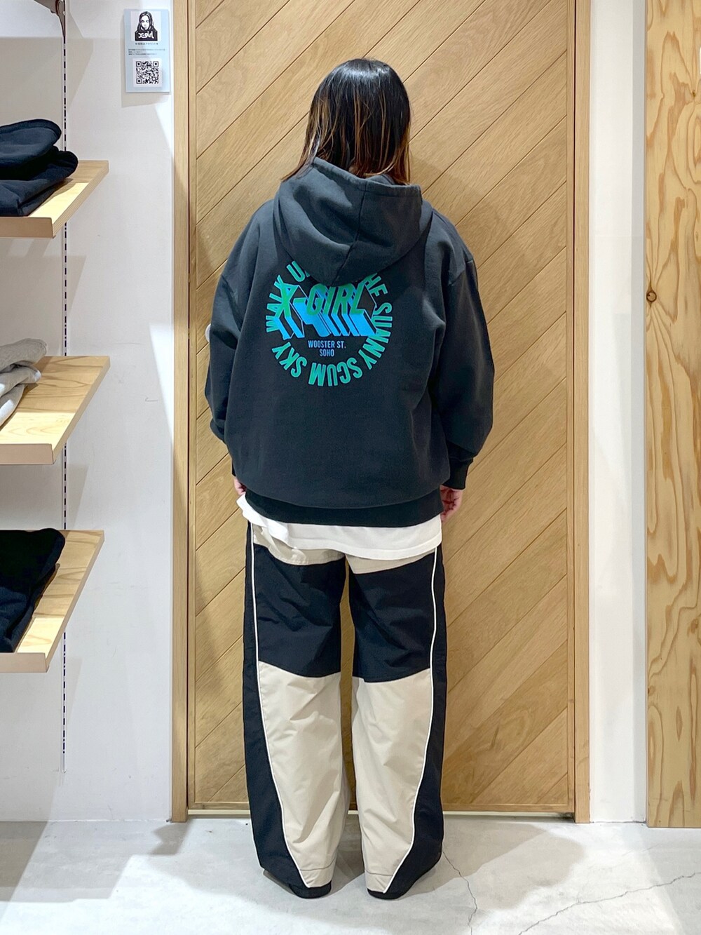 ベージュ系のその他パンツ、ブラック系のスニーカー、グレー系のパーカーを着用したレディースの冬コーディネートの3枚目の写真