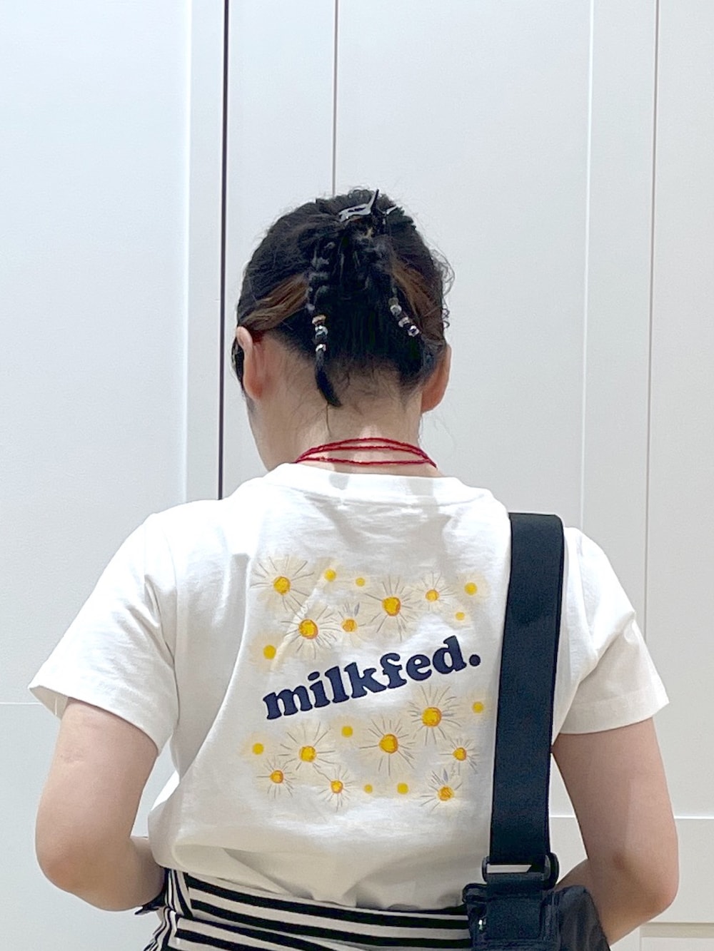 ブラック系のカーディガン/ボレロ、グレー系のその他パンツ、グレー系のTシャツ/カットソーを着用したレディースの春コーディネートの4枚目の写真