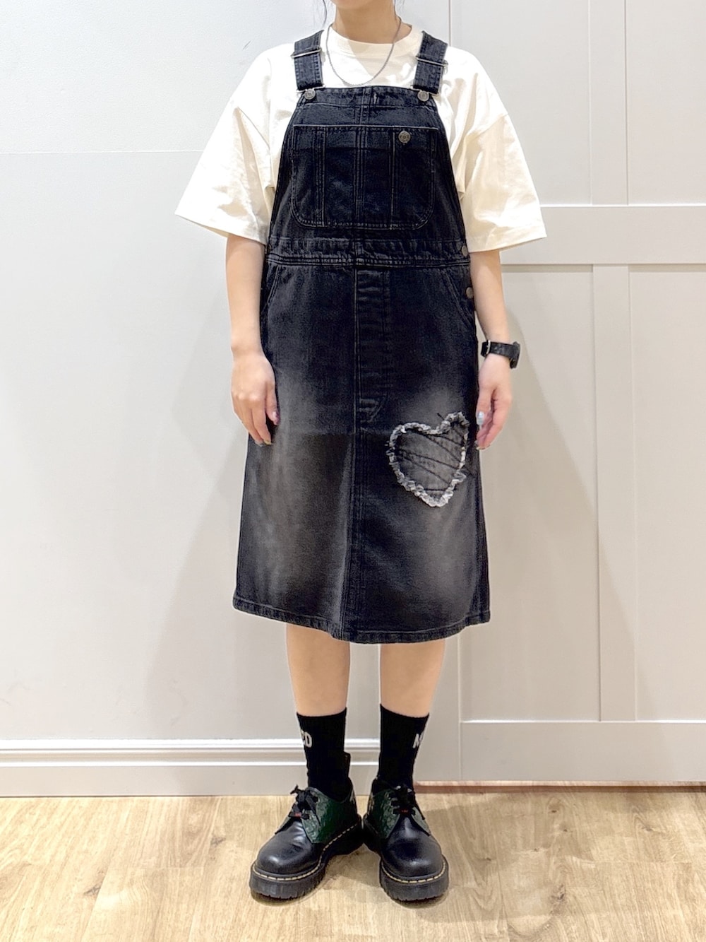 ブラック系のサロペット/オーバーオール、イエロー系のカーディガン/ボレロ、ホワイト系のTシャツ/カットソーを着用したレディースの春コーディネートの6枚目の写真