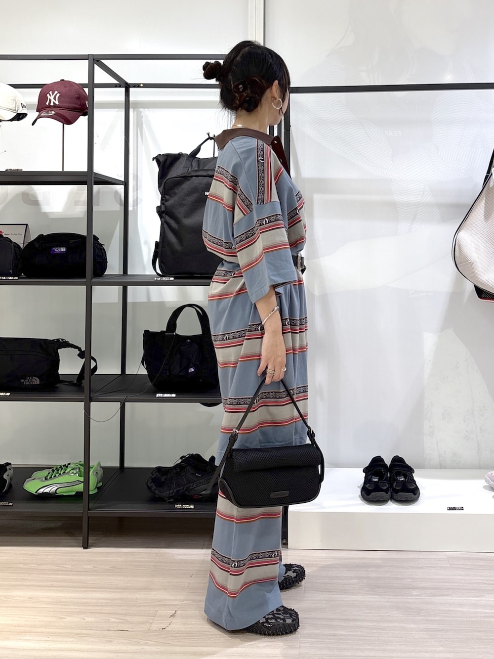 ブラック系のショルダーバッグ、ブルー系のワンピース、ブルー系のその他パンツを着用したレディースの春コーディネートの4枚目の写真