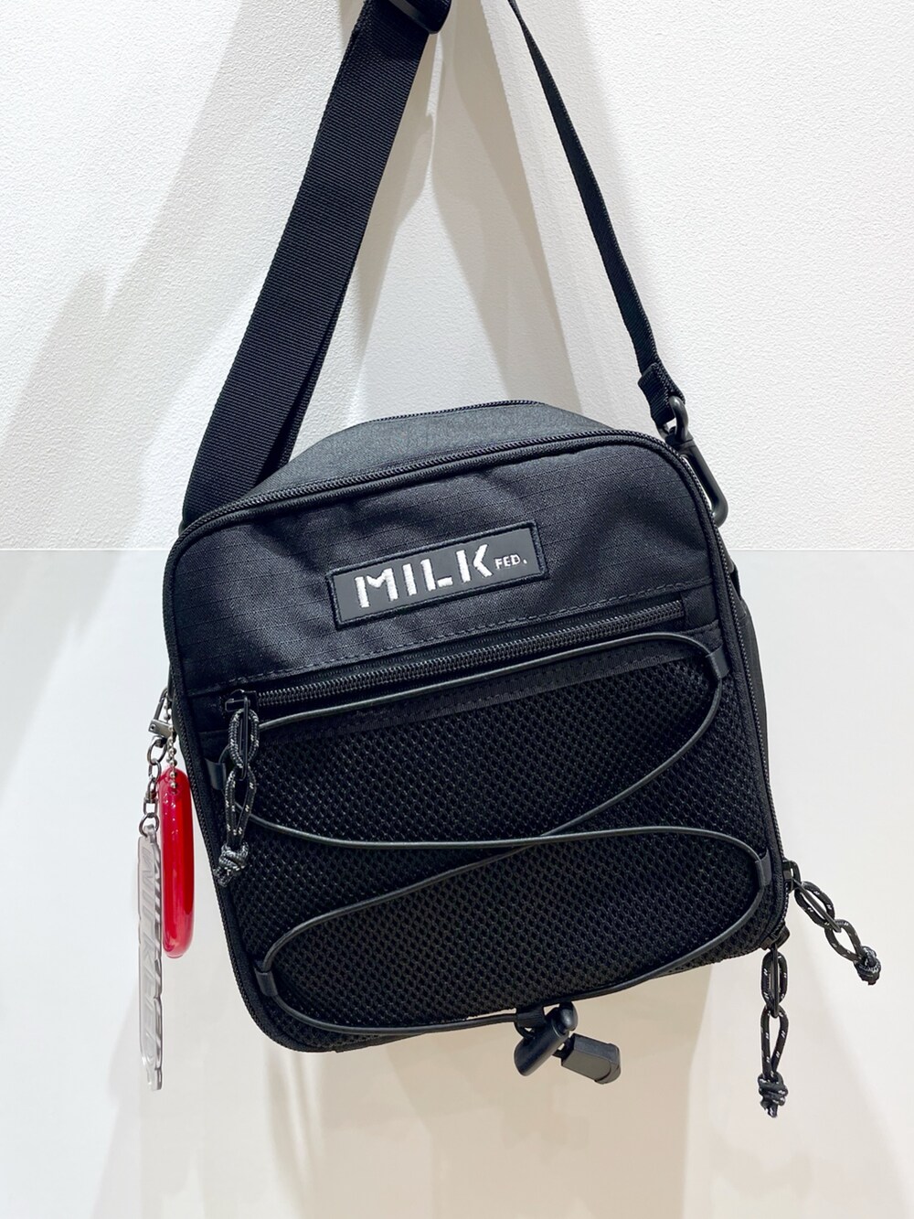 ブラック系のスウェットパンツ、ブルー系のTシャツ/カットソー、ブラック系のサンダルを着用したレディースの夏コーディネートの4枚目の写真