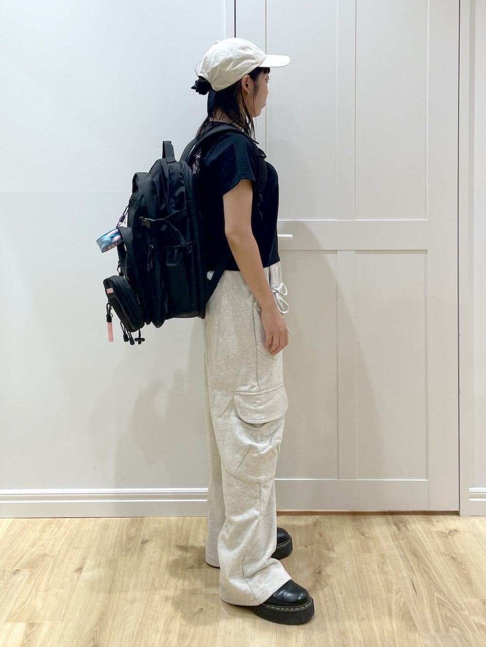 ブラック系のブーツを着用したレディースの夏コーディネートの4枚目の写真