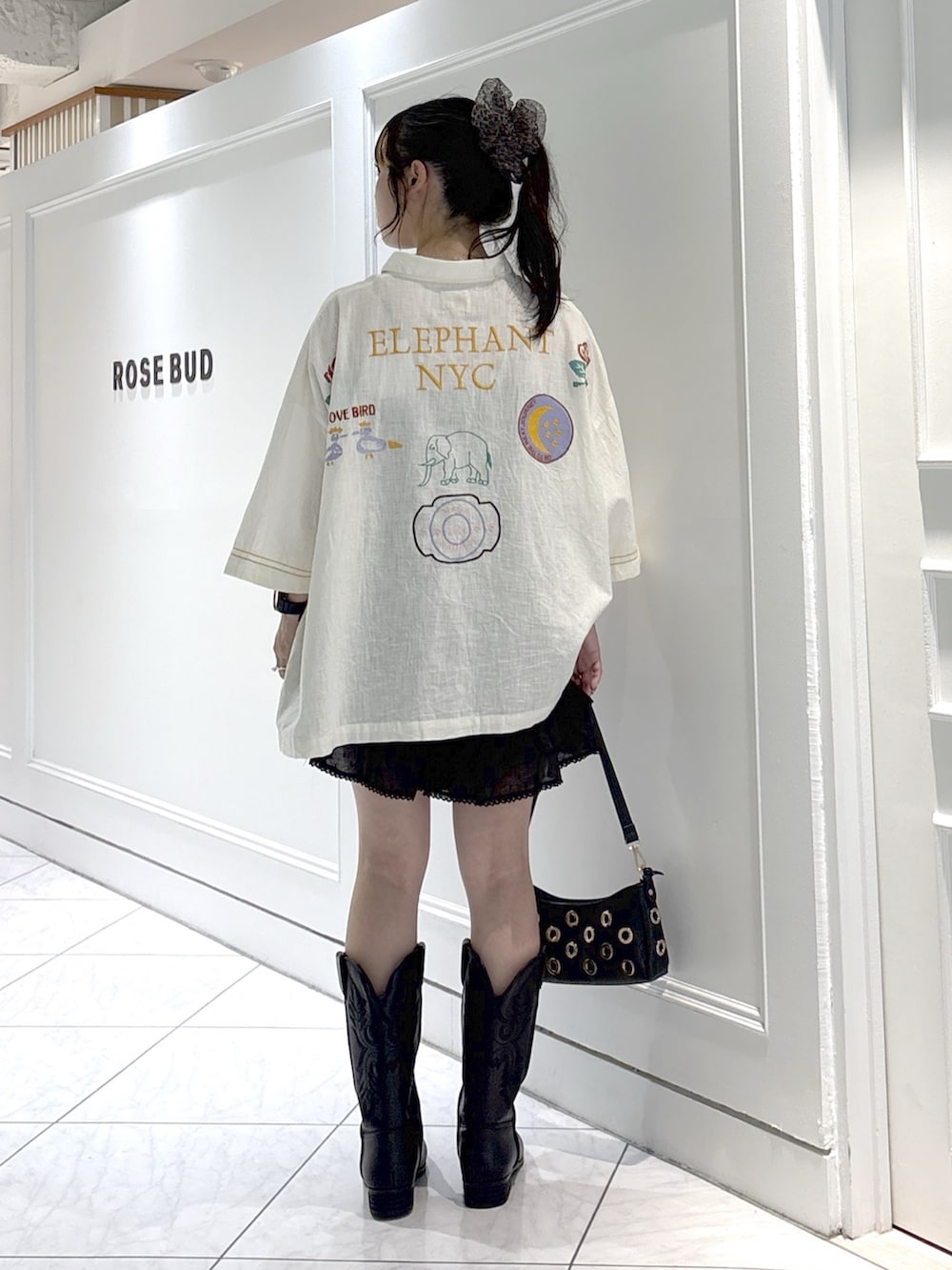 その他のシャツ/ブラウス、ブラック系のブーツ、ブラック系のショルダーバッグを着用したレディースの夏コーディネートの2枚目の写真