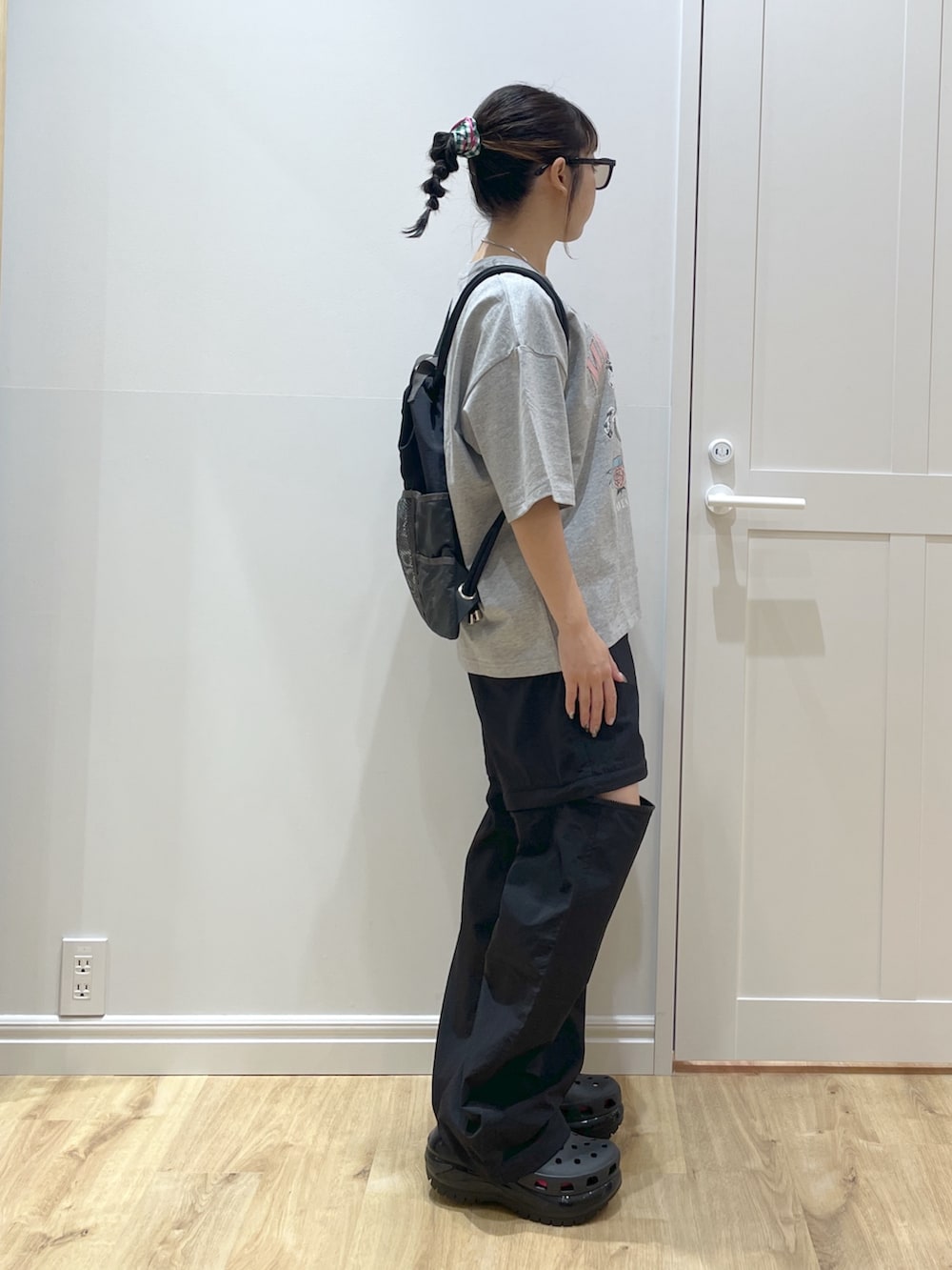 グレー系のTシャツ/カットソー、ブラック系のその他パンツ、ブラック系のサンダルを着用したレディースの春コーディネートの3枚目の写真