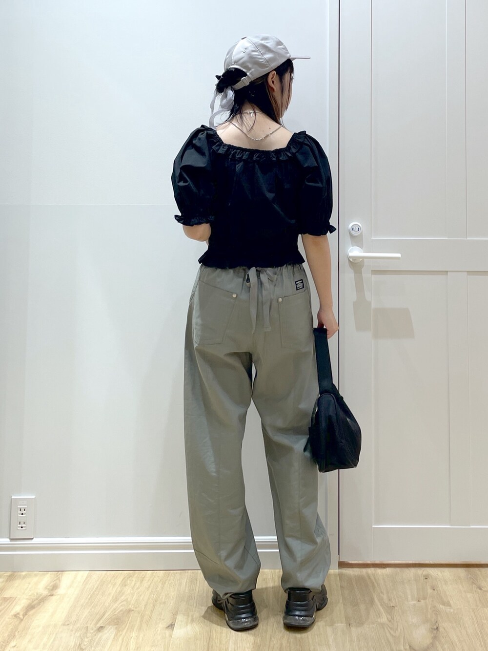 ブラック系のシャツ/ブラウス、グリーン系のその他パンツ、ブラック系のサンダルを着用したレディースの夏コーディネートの3枚目の写真