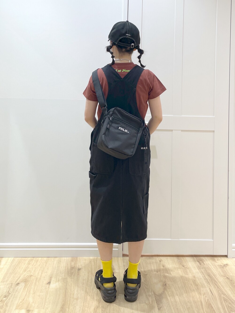 ブラック系のサンダル、ブラック系のサロペット/オーバーオール、ブラウン系のTシャツ/カットソーを着用したレディースの春コーディネートの2枚目の写真