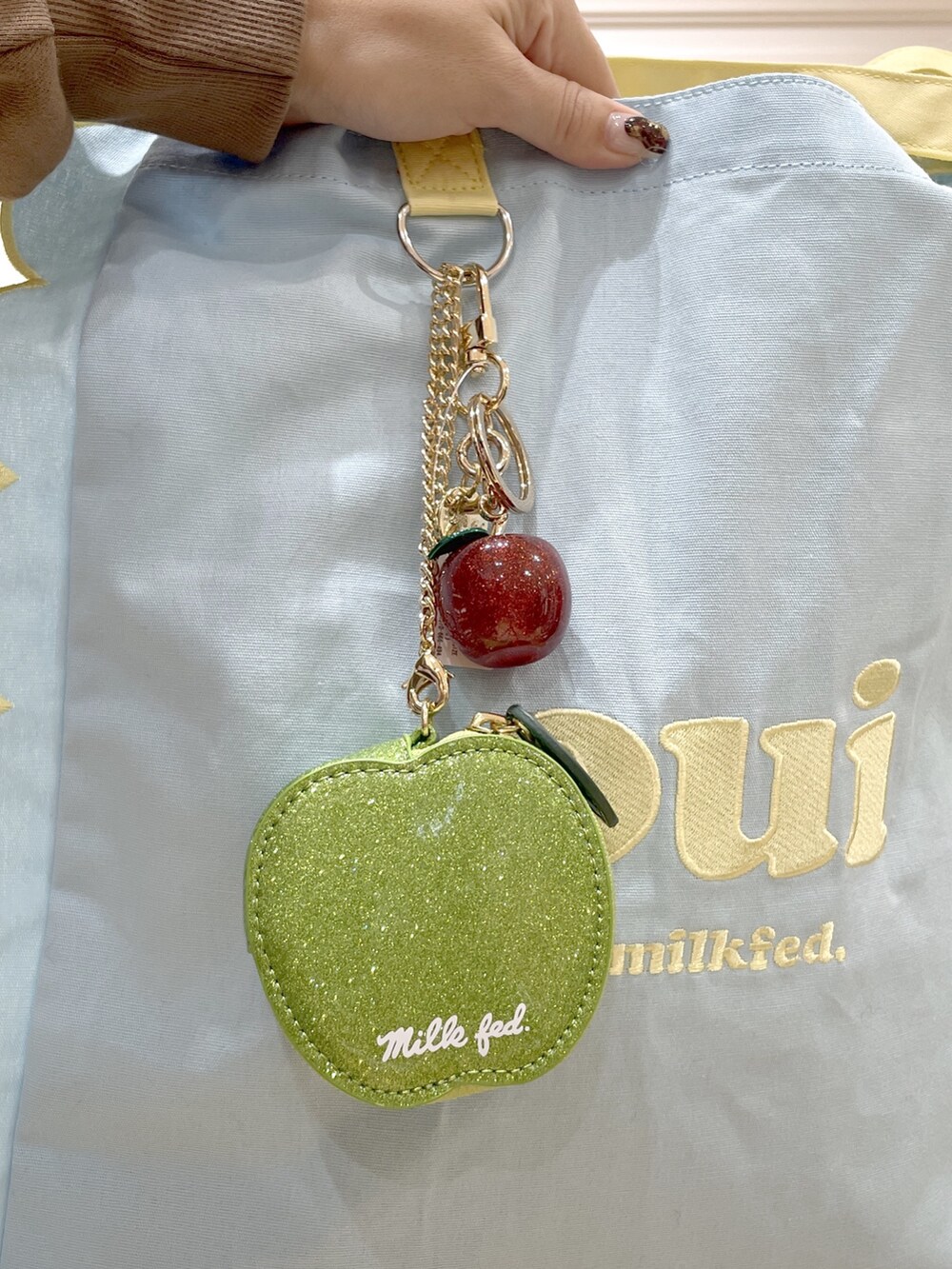 ベージュ系のブーツ、ブルー系のトートバッグ、ブラウン系のワンピースを着用したレディースの秋コーディネートの7枚目の写真