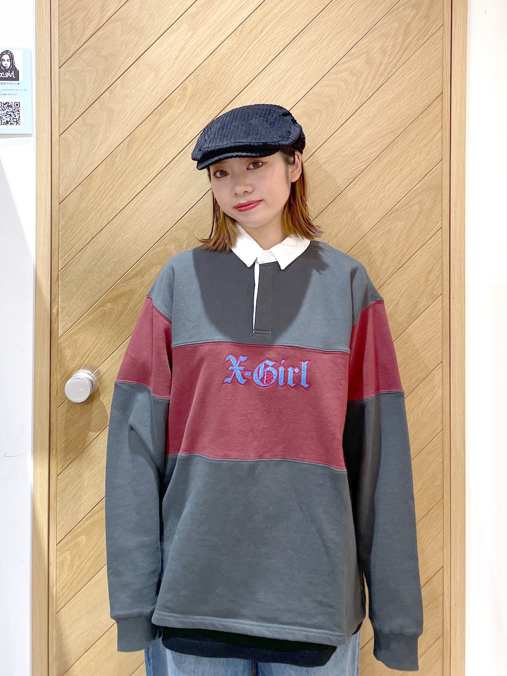 ブルー系のデニムパンツ、ブラック系のスニーカー、グレー系のスウェットを着用したレディースの秋コーディネートの2枚目の写真