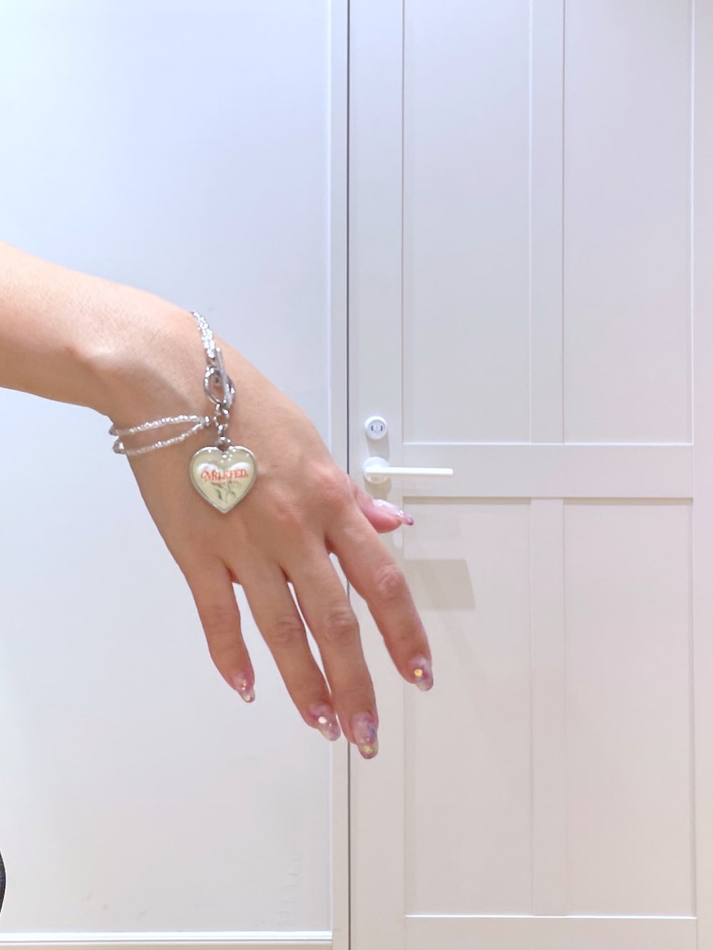 ブラック系のショルダーバッグ、グレー系のTシャツ/カットソー、ブルー系のデニムスカートを着用したレディースの夏コーディネートの5枚目の写真