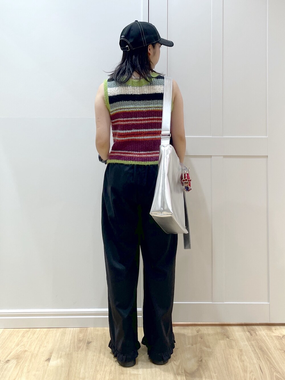 ブラック系のその他パンツ、パープル系のニット/セーター、ブラック系のブーツを着用したレディースの夏コーディネートの2枚目の写真