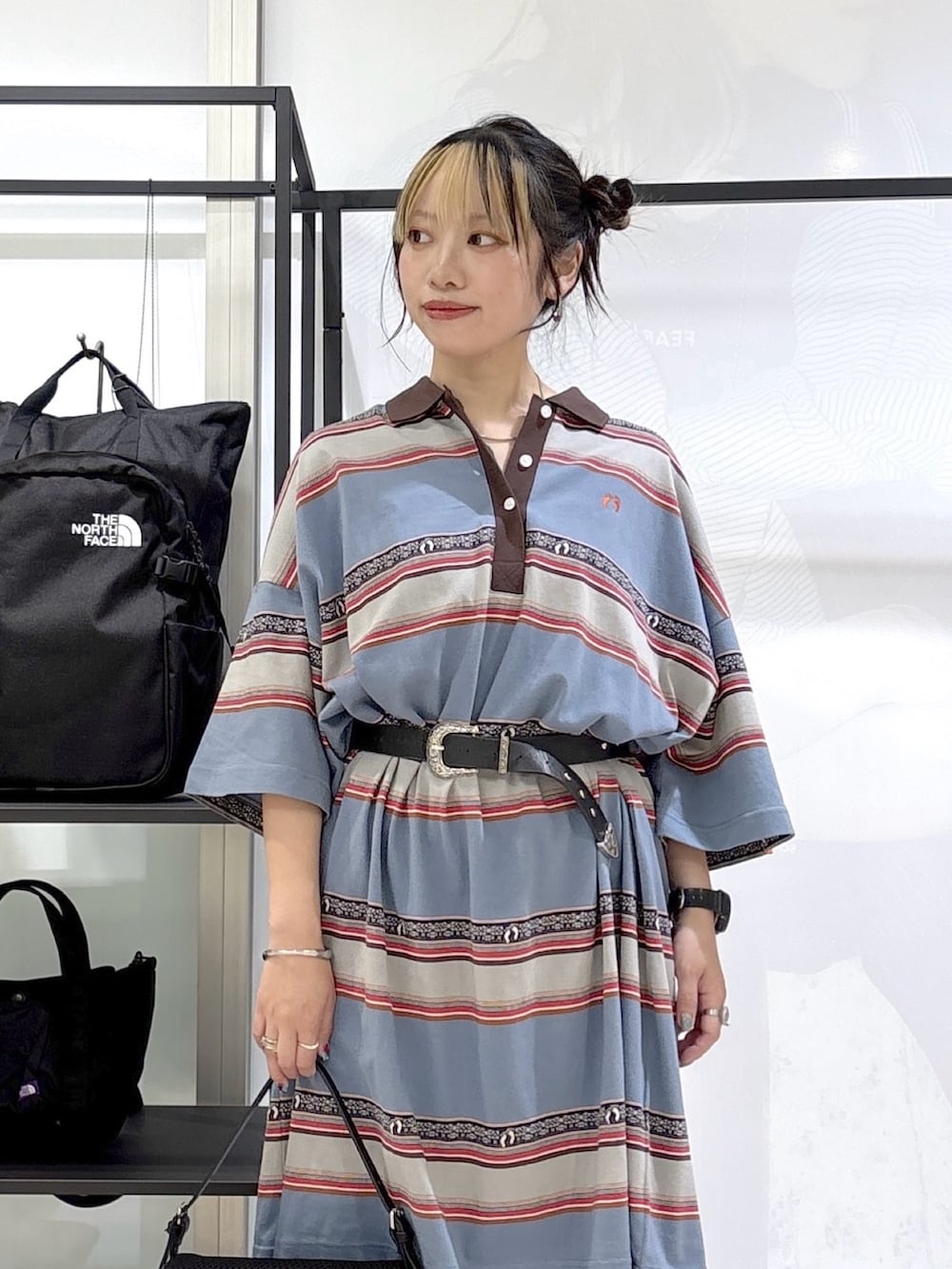 ブラック系のショルダーバッグ、ブルー系のワンピース、ブルー系のその他パンツを着用したレディースの春コーディネートの5枚目の写真