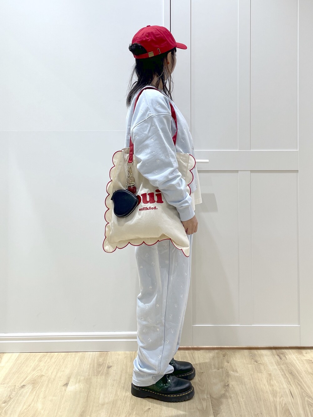 ホワイト系のトートバッグ、ブルー系のスウェット、ホワイト系のTシャツ/カットソーを着用したレディースの秋コーディネートの3枚目の写真