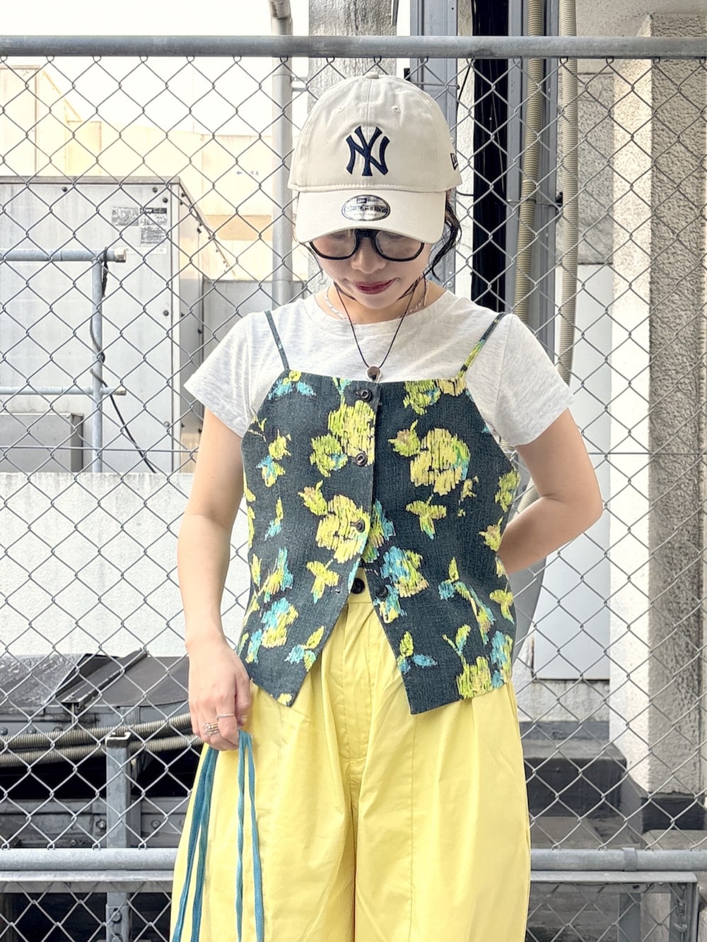 イエロー系のその他パンツ、グリーン系のベスト、グレー系のTシャツ/カットソーを着用したレディースの春コーディネートの4枚目の写真