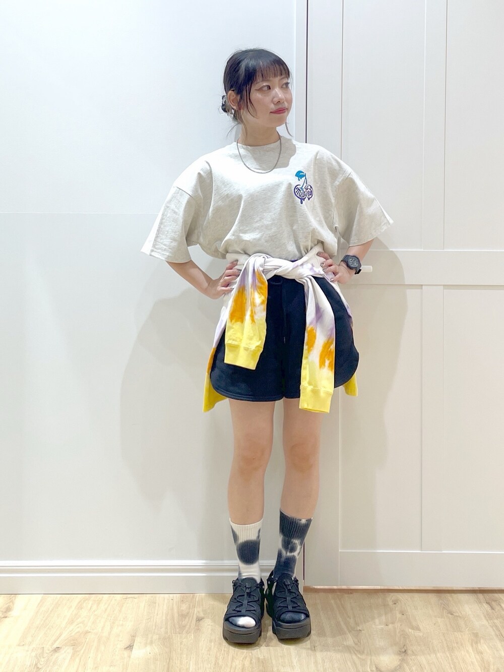 ホワイト系のTシャツ/カットソー、ブラック系のバックパック/リュック、ベージュ系のTシャツ/カットソーを着用したレディースの春コーディネートの3枚目の写真
