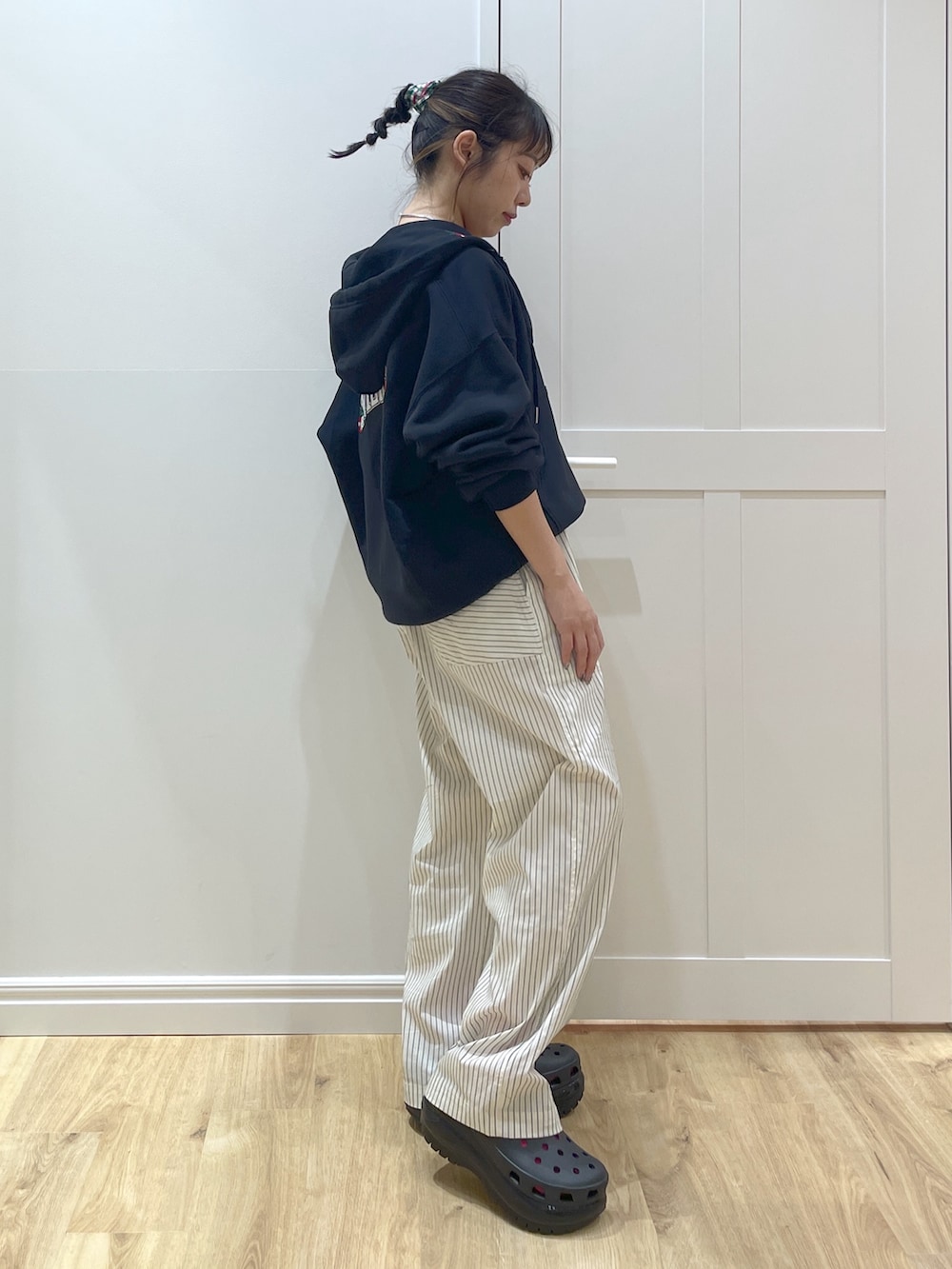 ブラック系のサンダル、ブラック系のバックパック/リュック、ホワイト系のその他パンツを着用したレディースの春コーディネートの4枚目の写真