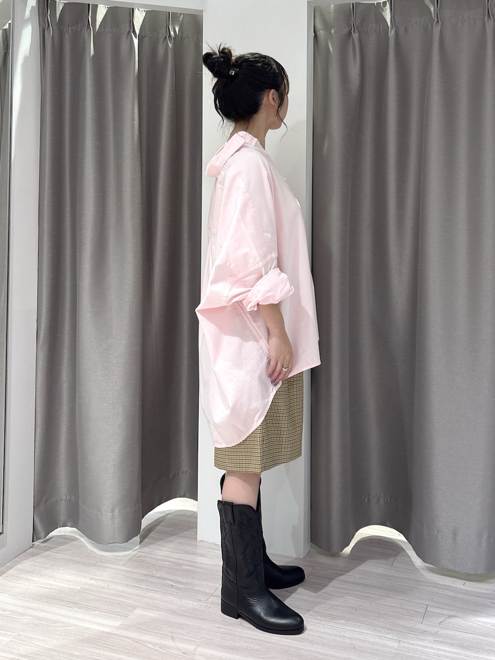 ベージュ系のその他パンツ、ピンク系のシャツ/ブラウス、ブラック系のブーツを着用したレディースの夏コーディネートの2枚目の写真